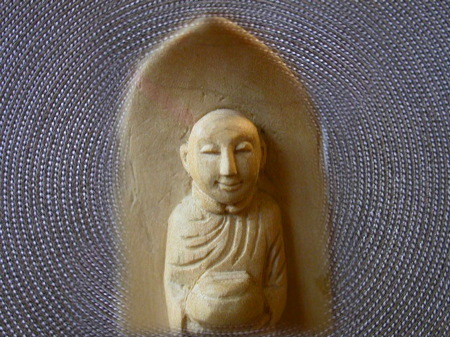 手彫り　白檀　仏陀